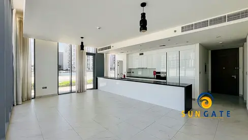 Corner unit , open equipped kitchen , vacant