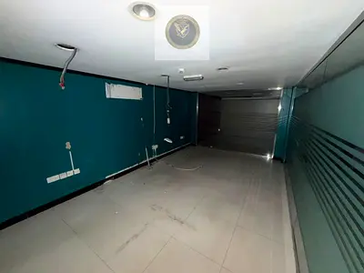 مستودع واسع للإيجار يضم طابق ميزانين ومكاتب ويتميز بقدرة كهربائية عالية مما يجعله مناسبا لمختلف الأنشطة التجارية والصناعية مع تصميم عملي