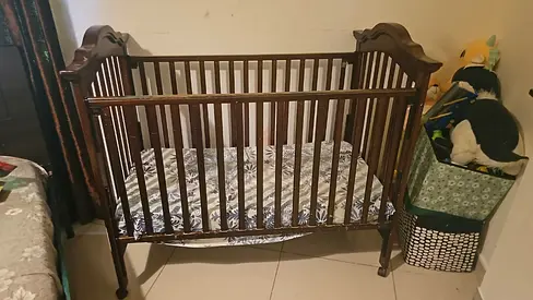 Classic wooden baby crib in good condition (with mattress)