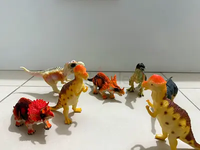 7 piece set of dinosaur toy figurines