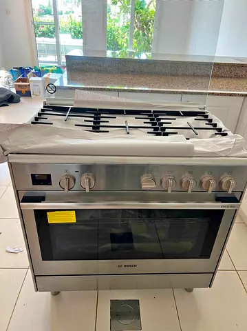 Bosch 90 cm series 8 model top gass oven electric cooker new model slightly used