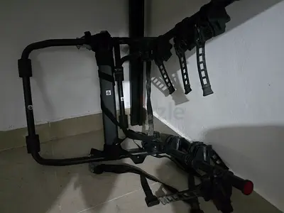 Thule-style 2-bike trunk rack — good condition