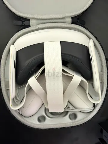 Meta Quest 3 VR Headset with Carrying Case and Controllers
