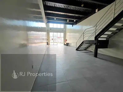 LUXURY AND VERY SPACIOUS SHOP WITH WASHROOM MAZZNIN FLOOR WITH PARKING OFFICE SPACE JUST 110k