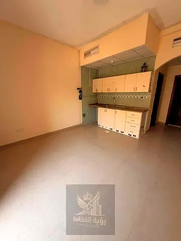 Studio apartment for rent in Al Butinah with a balcony, in a prime location close to all services and transportation. Clean finishing and exclusive pa