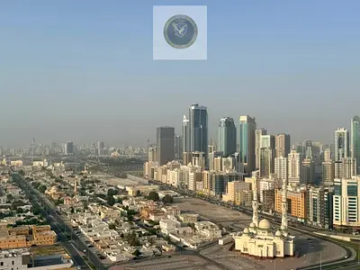 غرفتان وصالة بكورنيش الخان مع إطلالة وبلكونة وغرف ماستر وغرفة خادمة وجيم ومسبح ومطبخ واسع