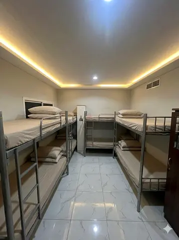 BED SPACE AVAILABLE IN KARAMA (600/650/700/800)