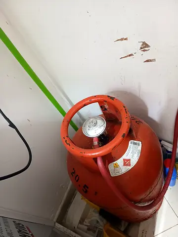 Medium Gas Cylinder with Gas 230 AED