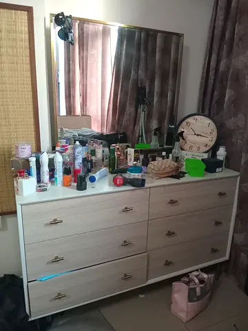 Light wood 6-drawer dresser / chest of drawers in good condition