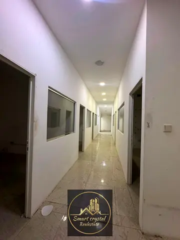 مستودع بمساحة ٥٠٠ متر مربع للإيجار في موقع مميز بأبوظبي