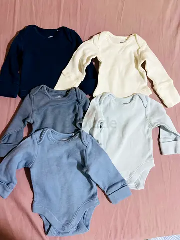 Set of 5 Long-Sleeve Baby Bodysuits / Onesies - Size Newborn/0-3M (Neutral Colors)
