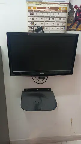 Haoer 22-inch LED TV with wall mount (good working condition)