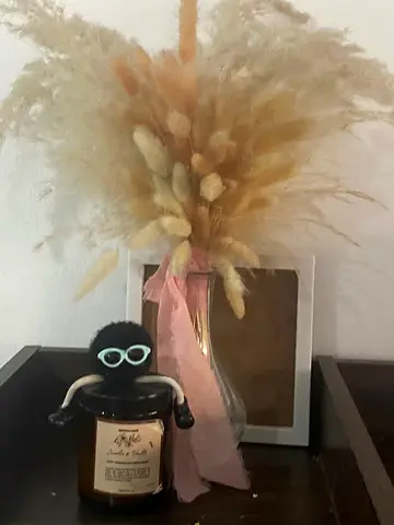 Pam pas leaves with flask