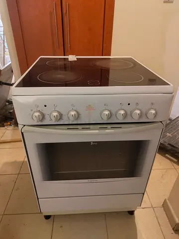 White freestanding electric ceramic hob with oven - good working condition