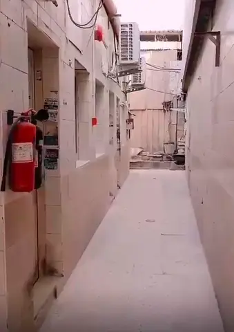 غرفة في سكن عمال للإيجار شهريًا – 2,500 درهم/الشهر – شامل جميع الخدمات – تتسع لـ 6 أشخاص – الشارقة المنطقة الصناعية 5