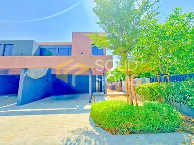 Spacious Townhouse | Freehold | Near Entrance