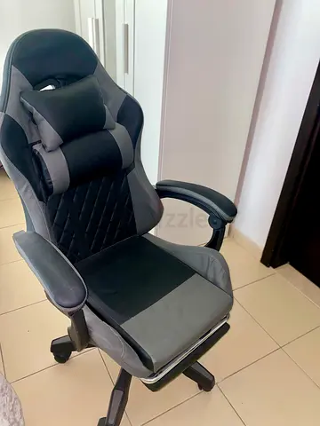 Gaming chair with leg rest