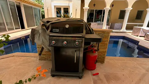 Weber-style 3-Burner Gas Grill with Gas Cylinder