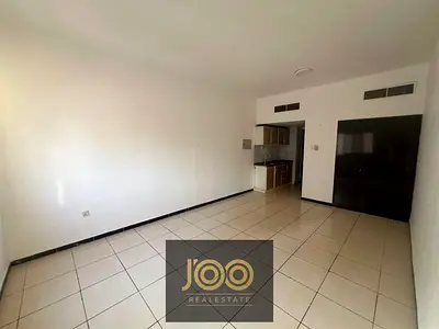 استوديو واسع للإيجار السنوي | مطبخ شبه منفصل | غرفة غسيل | إطلالة مفتوحة | تكييف مركزي | الراشدية 3 – عجمان
