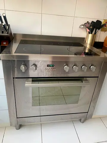 Electric Oven with Cooktop – AED 700