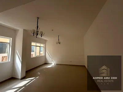 اول ساكن - غرفتين نوم - صالة واسعة - بلكونة باطلالة مفتوحة - مساحة واسعة جدا - خزائن الحائط - 3 حمام - تكييف مركزي - قريب كل الخدمات و علي شارع E311