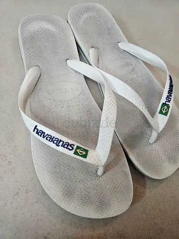 Nice White Havaianas flip flops - lightly used, size 11