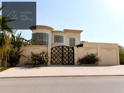العنوان: فيلا مذهلة عمرها 7 سنوات | إطلالات جبلية | 5 أجنحة رئيسية + جناح كامل للخدم | المساحة: 9,858 قدماً مربعاً