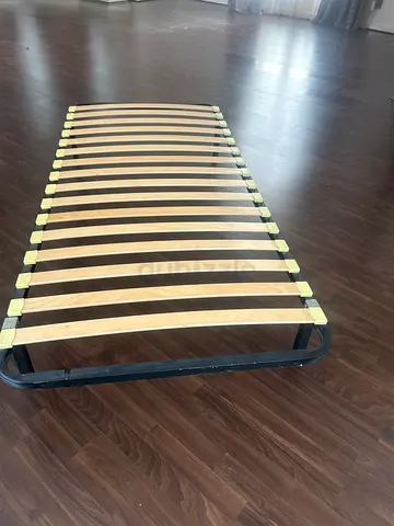 Ver good Single slatted bed frame with wooden slats and metal base