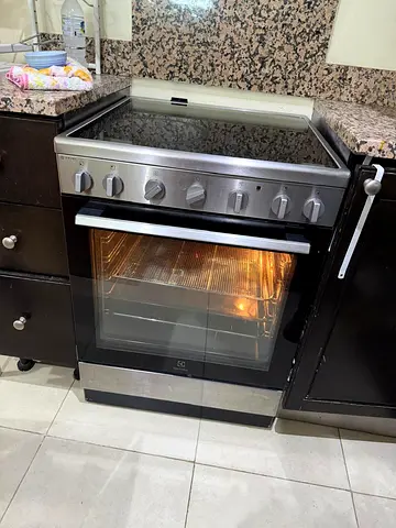 Electrolux 60x60cm freestanding electric cooker with ceramic hob and oven - used