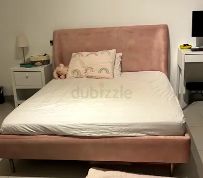 Pretty Pink upholstered Queen bed - for a diva, barely used, no flaws