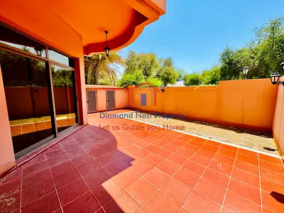 Tranquil Family Retreat: Private Yard with 4 Master Bedrooms