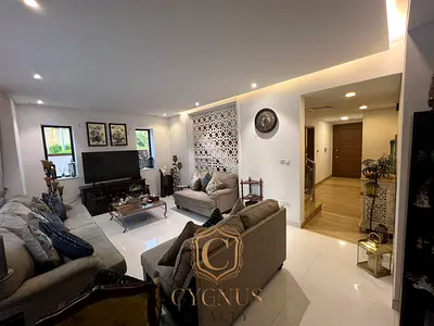 Fully Funished | 5 Bed End Corner | Prime Location | Single Row