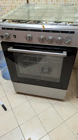 Used freestanding gas oven with 4-burner hob - good working condition