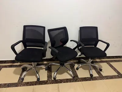 Set of 5 Black Mesh Office Chairs with Armrests and Swivel Base