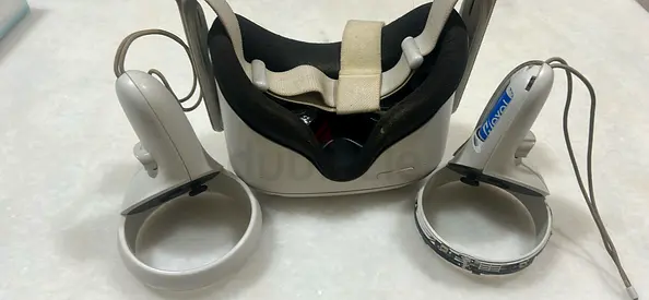 Used VR headset with touch controllers (wireless) - good working condition