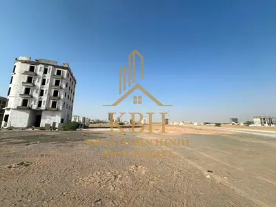 للبيع أرض تجارية مميزة في جويزع – المالحه، الشارقة | مساحة 3,519 قدم² | تصريح G+4 | شارع 24م | تملك لمواطني دول مجلس التعاون الخليجي