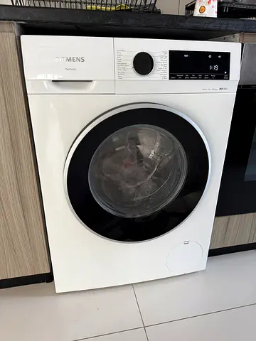 White front-load Siemens iq300 9kg washing machine - good working condition