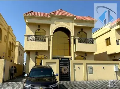 تحتوي الفيلا على مساحات رحبة وصالات مناسبة للاستخدام اليومي