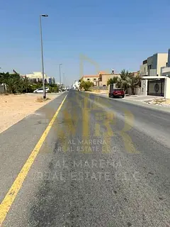 Residential/commercial land in a prime investment location, freehold, open to all nationalities. Inv