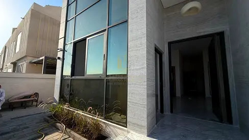 🏡 للبيع | فيلا جديدة أول ساكن في الحوشي – موقع مميز أول صف سكني