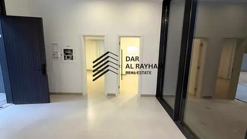 شقة واسعة بخمس غرف نوم مع مسبح خاص 》》 مجمع سكني بمرافق ممتازة