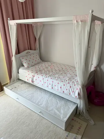 Never used! White kids bed 90*200 incl extra bed