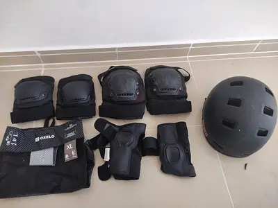 Complete skating protective gear set with helmet, pads and guards - good condition