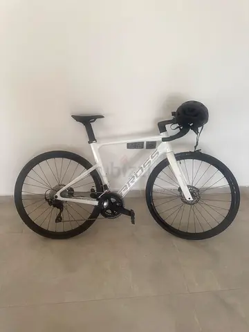 White Road bicycle in good condition with helmet/ bross zenith half carbon half aluminum SHIMANO 105
