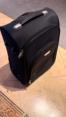 Great black upright travel suitcase / carry-on with front pocket