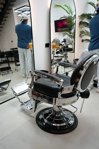 Vintage-style Black Hydraulic Barber Chair - Excellent Condition