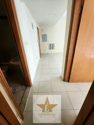 شقة غرفة وصالة بموقع استراتيجي نادر في أم طرافة (الشارقة) 🌟 لكل من يبحث عن السكن المريح والموقع المثالي الذي يجمع بين الطبيعة وسهولة التنقل المطلقة!