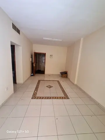 للإيجار في القاسمية (اللند) – الشارقة، غرفة وصالة مع بلكونة، تكييف مركزي، خزائن حائط، الشقق المتاحة 207 و707، الإيجار 28,000 درهم، 4 أو 6 دفعات، التأم