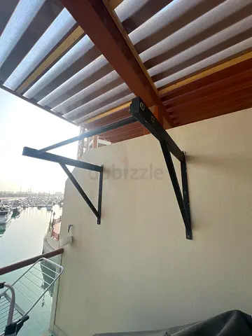 Wall mounted chin up bar