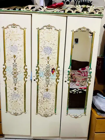 Classic 3-Door Wardrobe with Mirrored Panel and Decorative Details
